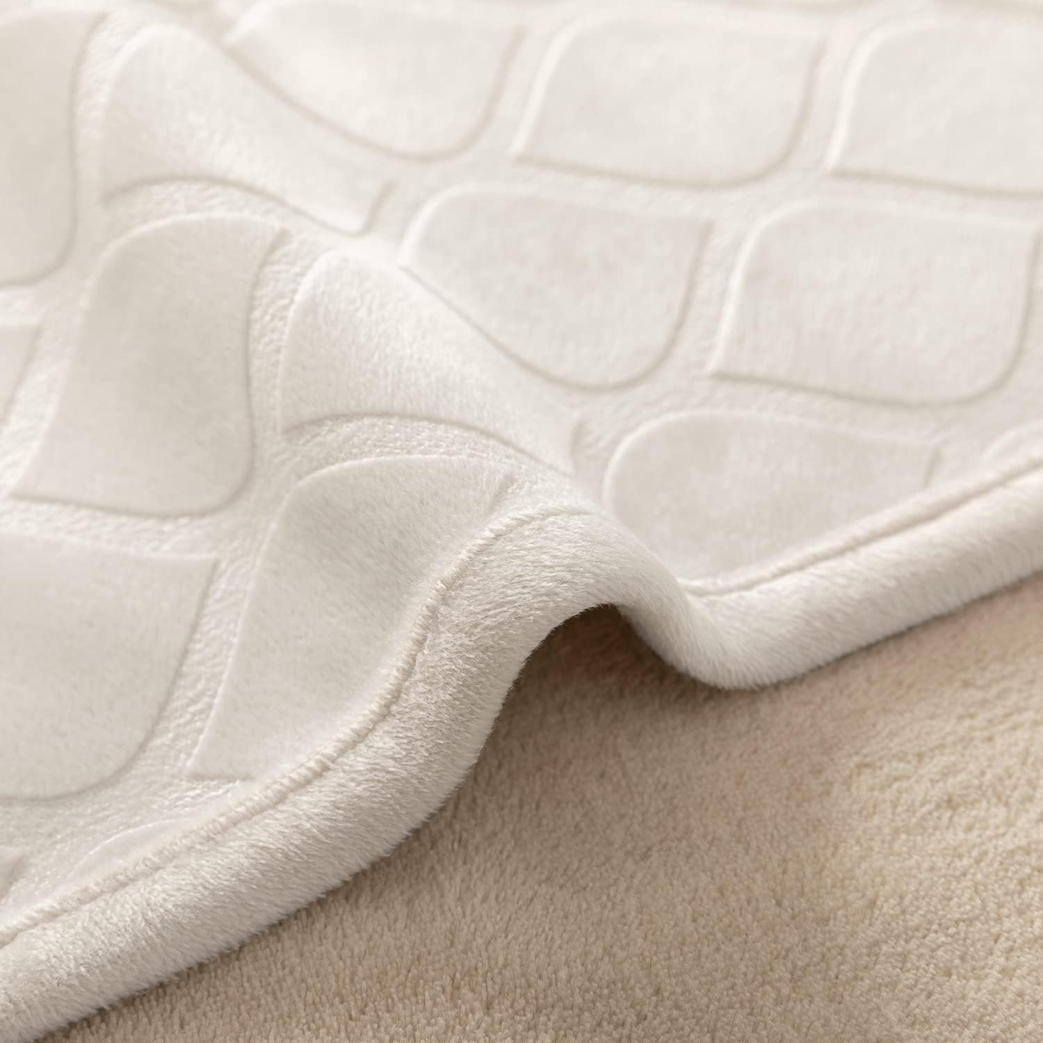 fuguitex Waterproof Dog Blanket Bed Cover Dog Crystal Velvet Moroccan Fuzzy Cozy Plush Pet Blanket Throw Blanket for Couch Sofa(40 * 60 inch, Cream+Beige) - Image 3