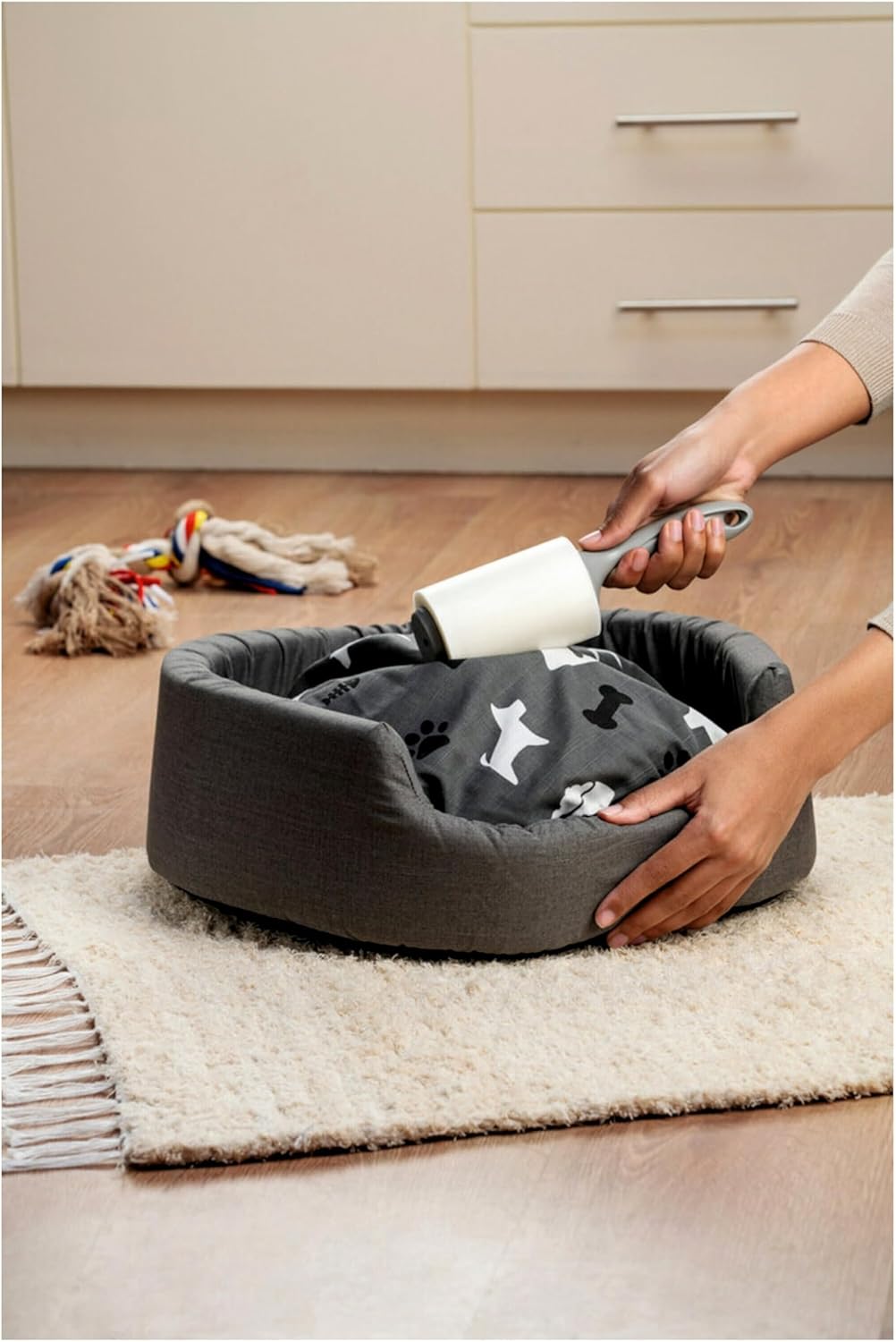 Scotch-Brite Pet Hair Pickup Extra Sticky Lint Roller, Designed for Removing Fur + Fluff on Couches, Clothes, Dog and Cat Beds, & More, 4 Pack, 192 Easy-Tear Adhesive Sheets Total - Image 9