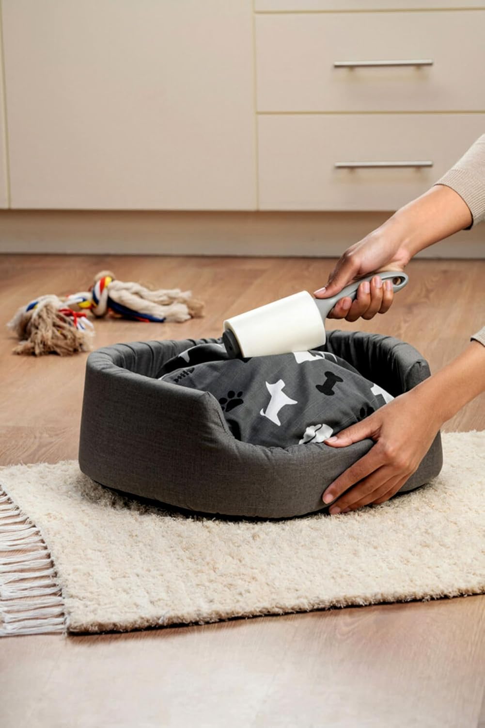 Scotch-Brite Pet Hair Pickup Extra Sticky Lint Roller, Designed for Removing Fur + Fluff on Couches, Clothes, Dog and Cat Beds, & More, 4 Pack, 192 Easy-Tear Adhesive Sheets Total - Image 7